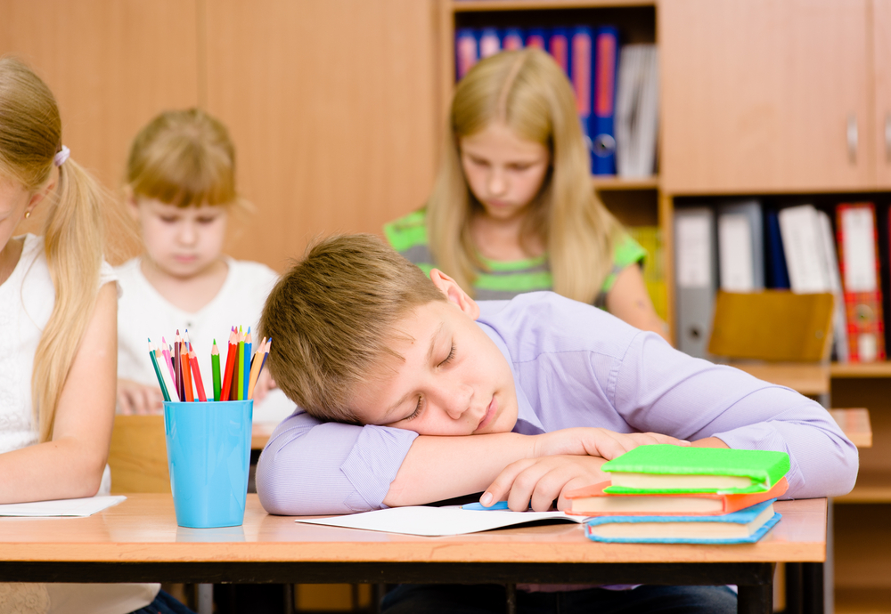 Niño durmiendo en clase por no haber tenido un buen descanso
